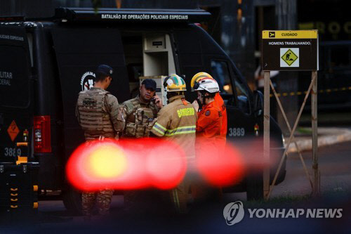 27일(현지시간) 브라질의 수도 브라질리아 호텔 밀집 지역에서 폭발물이 들어 있는 것으로 의심되는 배낭이 신고돼 군과 경찰, 소방대원이 출동해 조사를 벌이고 있다.<브라질리아 로이터=연합뉴스>